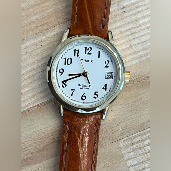 Timex Indiglo Ladies Watch Genuine Leather Strap White Dial Gold Case - Picture 3 of 12